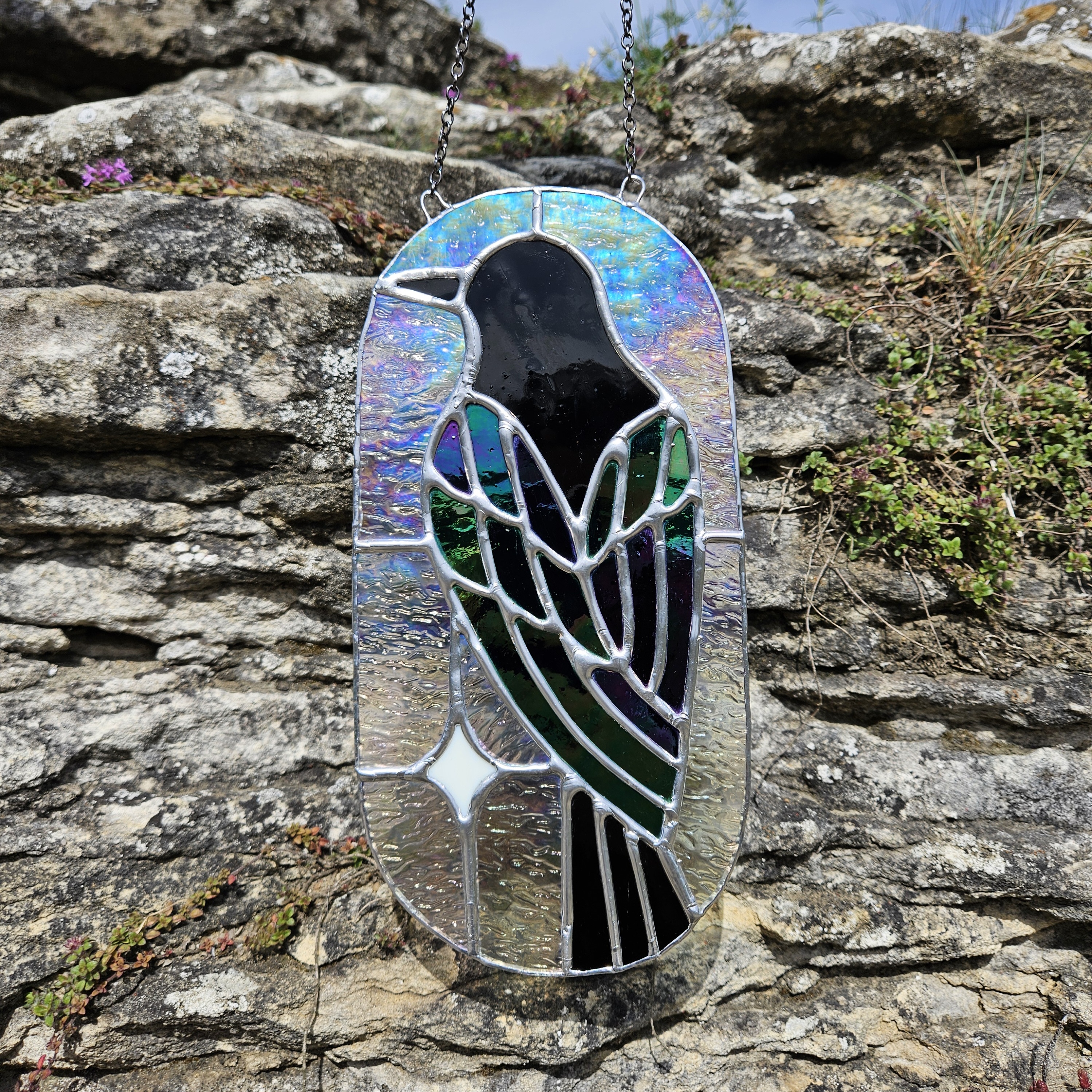 Vitrážový havran irizující sklo technikou Tiffany